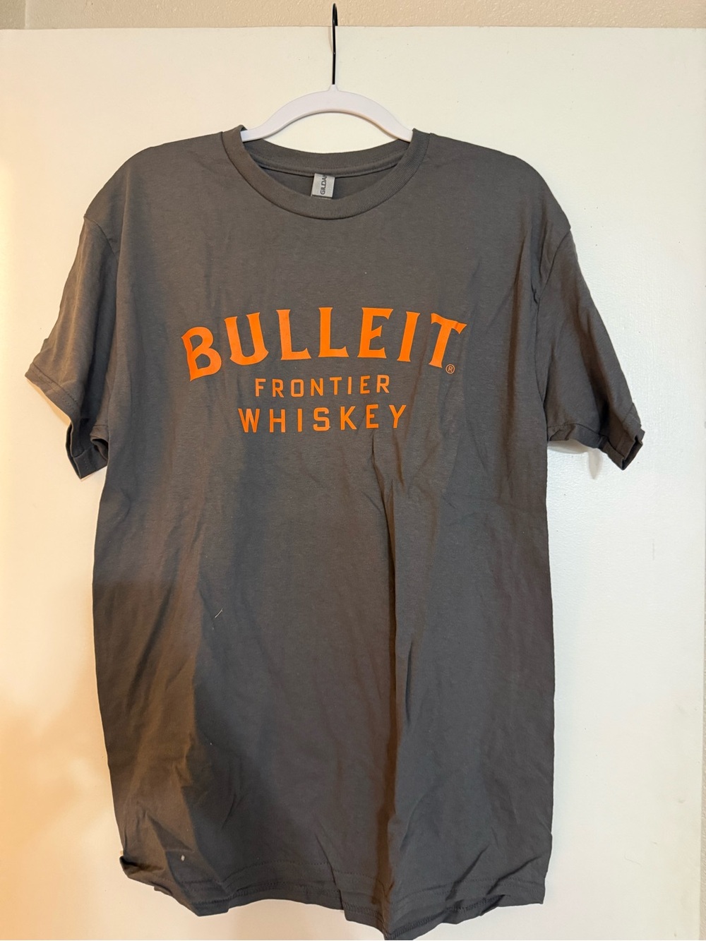 Bulleit Frontier Whiskey Graphic T-Shirt Gray Orange Gildan Size Large